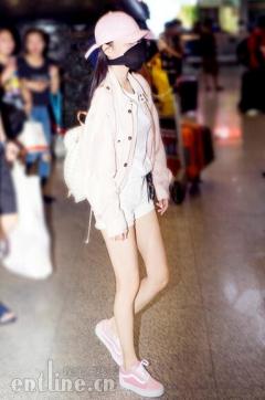 辣妈李小璐现身机场,一身粉嫩宛若少女