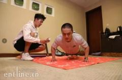 撑书撑少年!“32块腹肌”蒋劲夫公益挑战创纪录