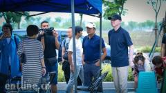 冯小刚现身《火王之千里同风》,笑容满面不惧网络“口水战”