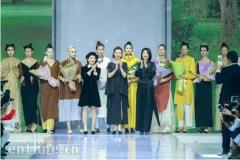 冻龄女神翁虹亮相日播·傅素琴中国国际时装周专场发布