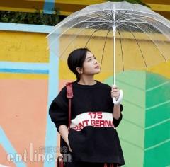 陈辰雨中街拍 利落造型显温暖女神气质