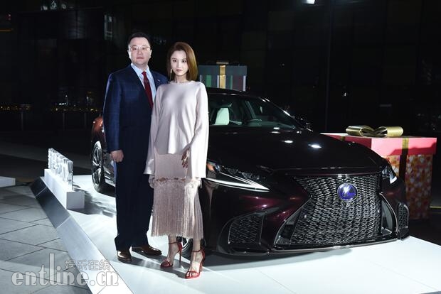 3-LEXUS雷克萨斯中国市场推广部部长陈忱、演员张慧雯与全新LS合影