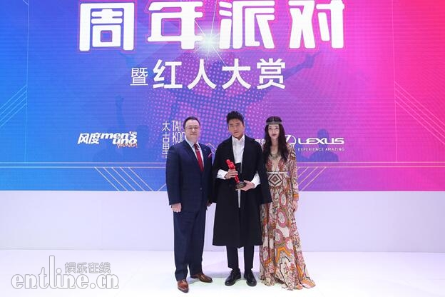 5-LEXUS雷克萨斯中国市场推广部部长陈忱与超模陈碧舸为男演员王大陆颁发年度实力男演员奖
