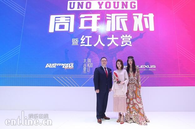 6-LEXUS雷克萨斯中国市场推广部部长陈忱与超模陈碧舸为女演员张慧雯颁发年度实力女演员奖