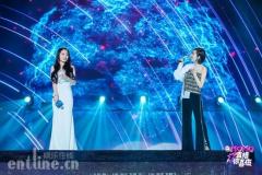 闷墩儿歌手碰上人来疯女播主,她俩的反差萌也是太可爱